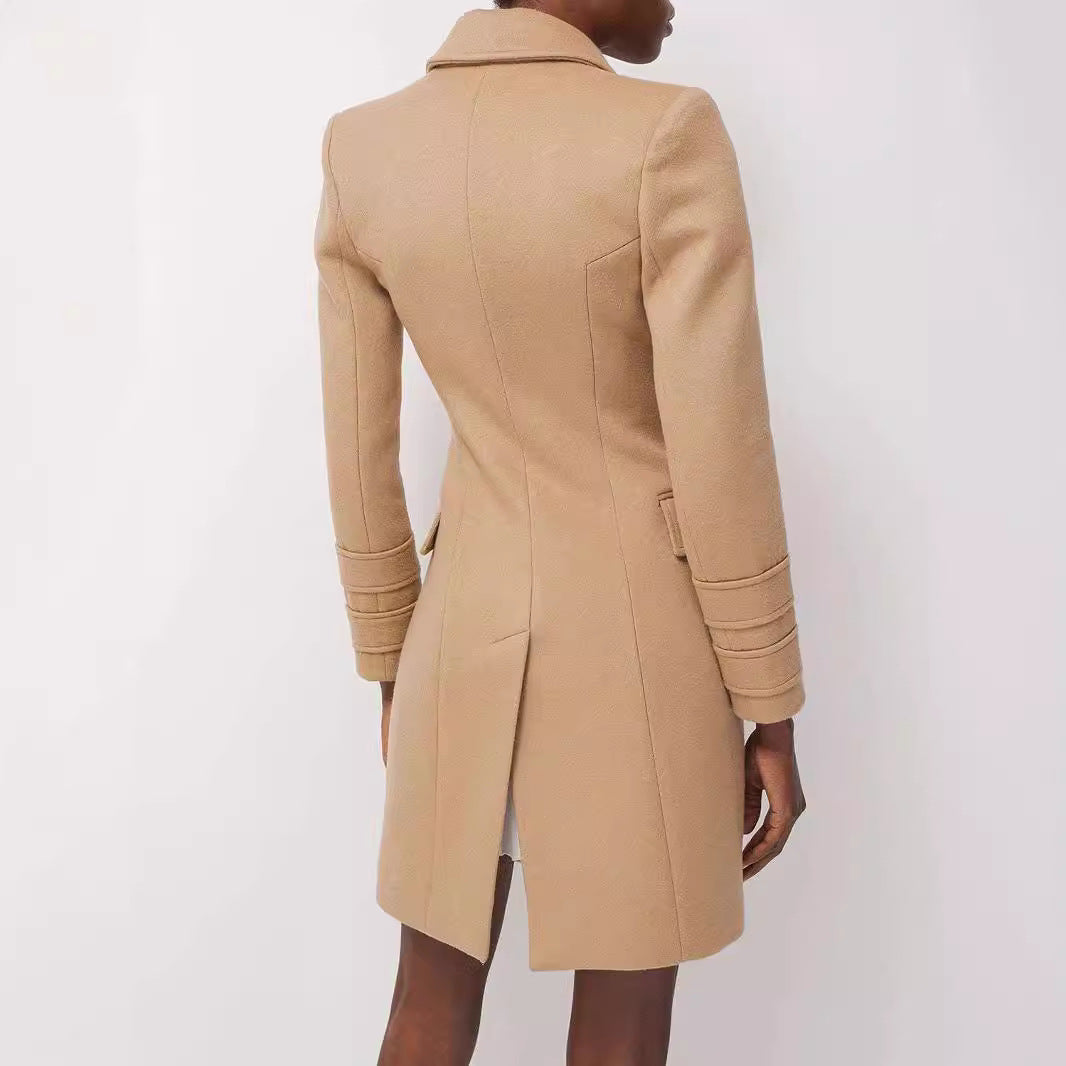 Damen Kurzmantel im Blazerkleid‑Stil mit strukturierter Taillierung und goldenen Zierknöpfen Echoarchiv