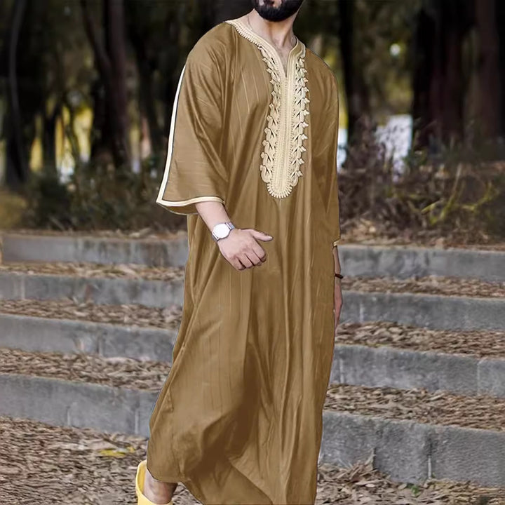 Herren traditioneller Kaftan mit kunstvollen Stickdetails Echoarchiv