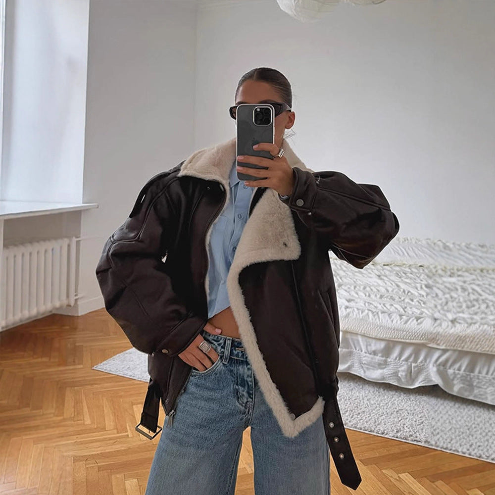 Damen Oversize Fliegerjacke aus Lederimitat mit asymmetrischer Kunstfell-Borte Echoarchiv