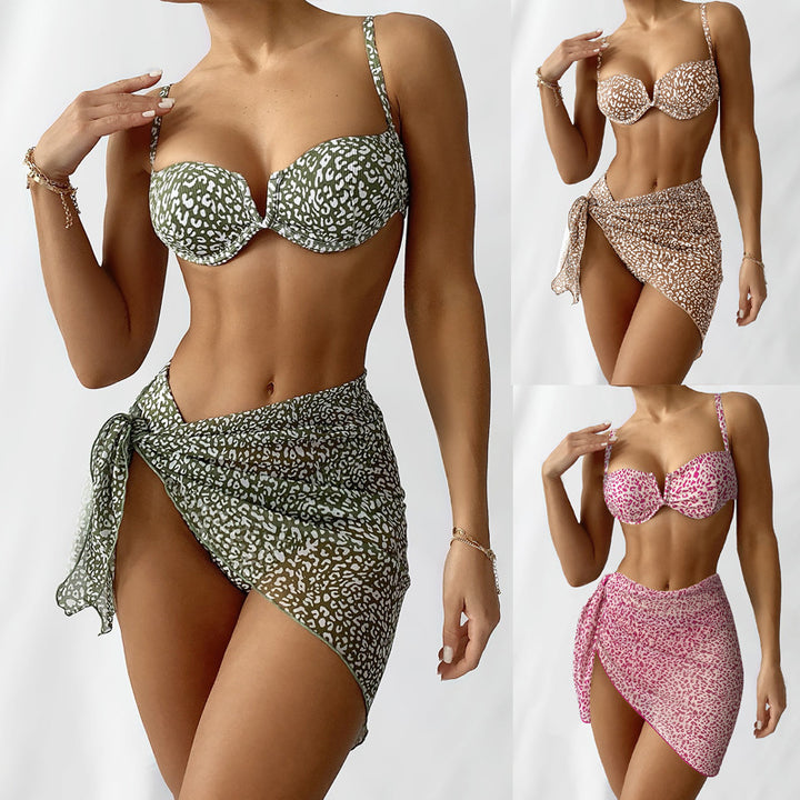Damen Bikini-Set mit einem modernen Tiermotiv und elegantem Wickelrock Echo Archiv