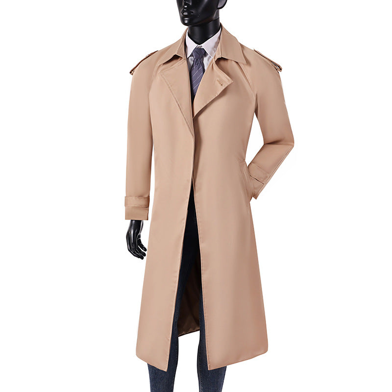 Herren eleganter knie- bis wadenlanger Trenchcoat mit verdeckter Knopfleiste und Schulterklappen Echoarchiv