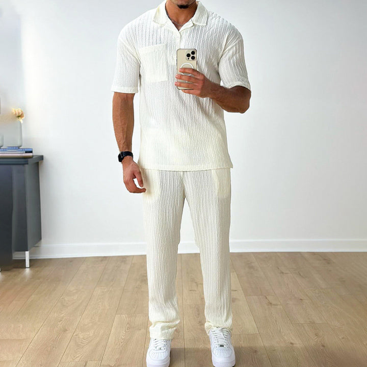 Herren lässiges Strick-Outfit mit Polooberteil und passenden Hosen Echoarchiv