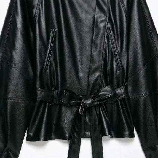 Damen Kurzjacke aus veganem Leder mit Taillengürtel und überschnittenen Schultern Echo Archiv