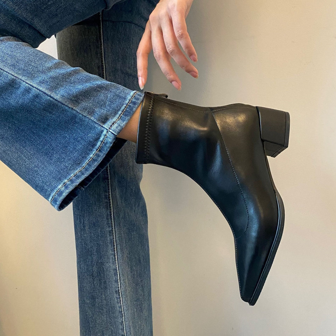 Damen Knöchelhohe Leder-Ankleboots mit spitzer Kappenform und sculpted Blockabsatz Echo Archiv