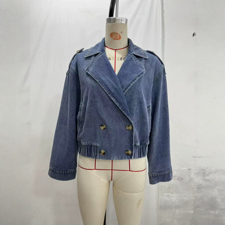 Damen Cropped Jeansjacke im Trench‑Stil mit doppelreihiger Knopfleiste und Schulterklappen Echoarchiv
