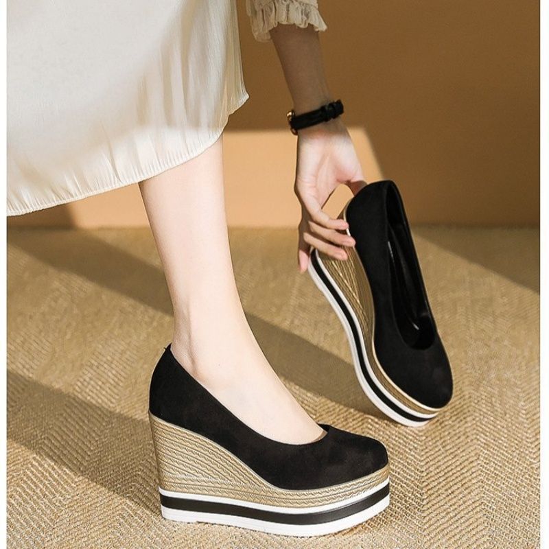 Damen Plateau-Keilpumps mit Bastkeil und Lack-Kroko-Optik Echo Archiv