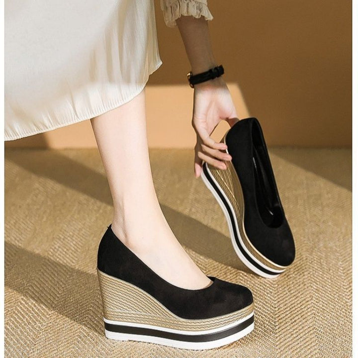 Damen Plateau-Keilpumps mit Bastkeil und Lack-Kroko-Optik Echo Archiv