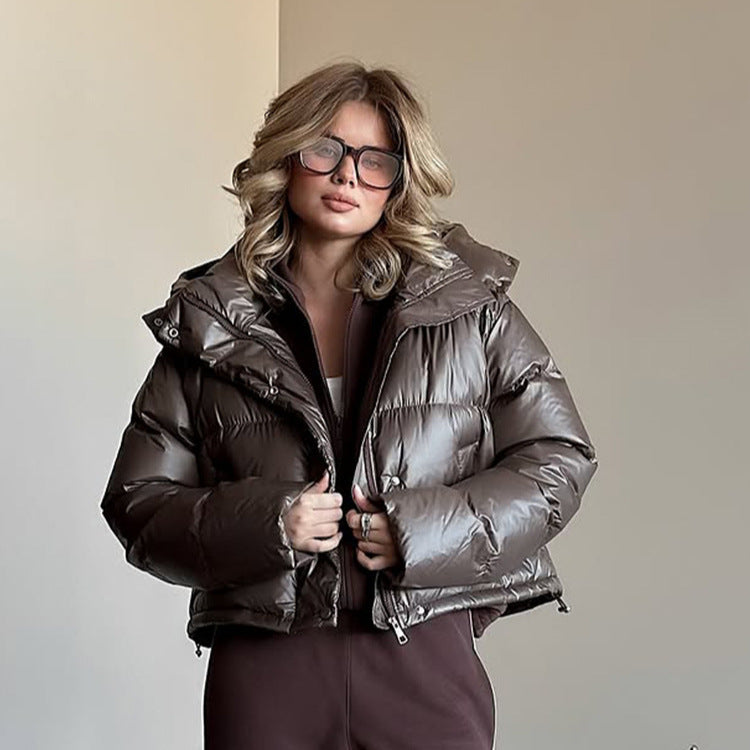 Damen Kurz geschnittene glänzende Steppjacke mit hohem Stehkragen und Druckknopfleisten Echoarchiv