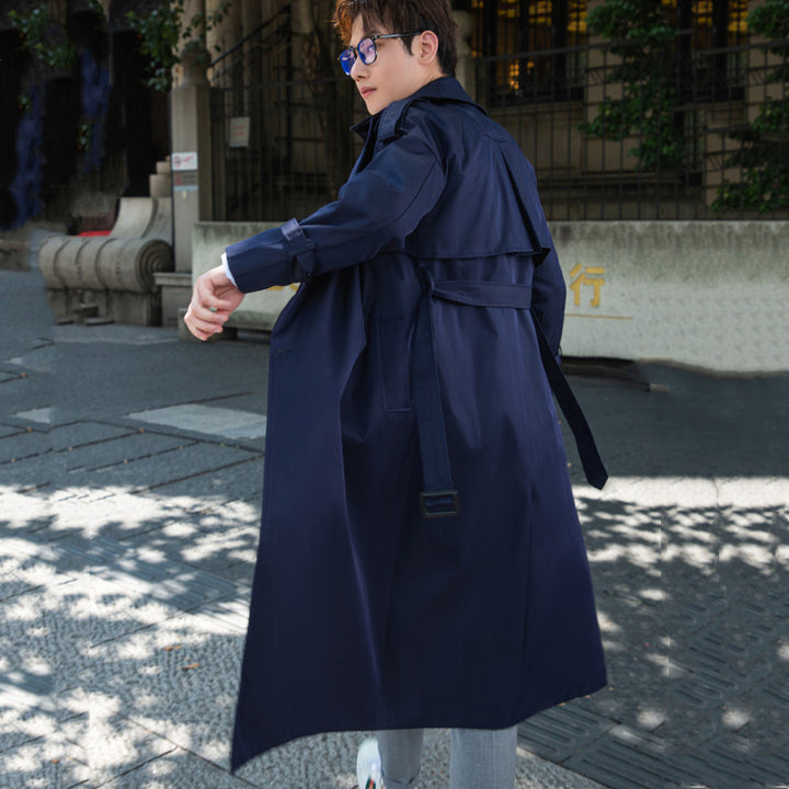 Herren Eleganter langer Trenchcoat mit Bindegürtel und Rückenpasse Echoarchiv