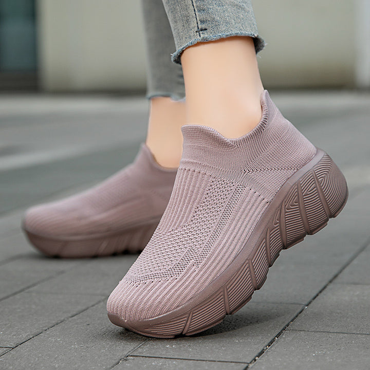 Unisex nan nahtloser Strick-Überziehschuh mit skulpturierter Plateau-Laufsohle und orthopädisch geformter Fersenführung Echo Archiv