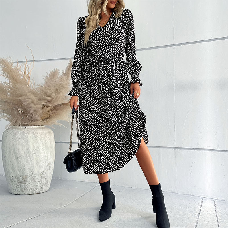 Damen Midikleid in Wickeloptik mit V-Ausschnitt, geraffter Taille und Volantstufe Echoarchiv