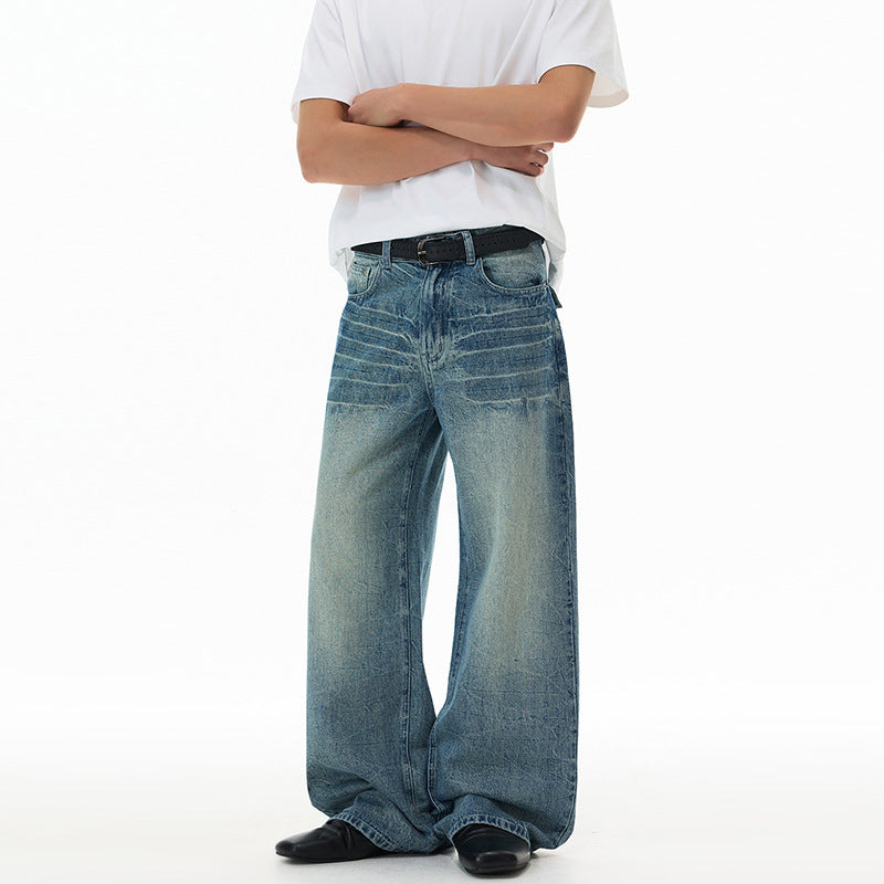 Herren Ultraweit geschnittene Denim-Baggy-Jeans mit markanten Whisker-Akzenten und bodenlangem Saum Echo Archiv