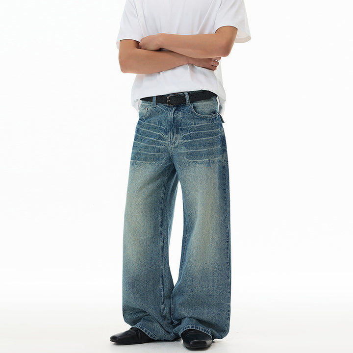 Herren Ultraweit geschnittene Denim-Baggy-Jeans mit markanten Whisker-Akzenten und bodenlangem Saum Echo Archiv
