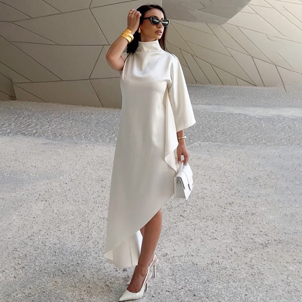 Damen Elegantes asymmetrisches Kleid mit hohem Kragen und seitlichem Schwung Echo Archiv