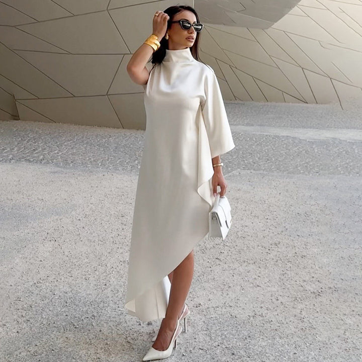 Damen Elegantes asymmetrisches Kleid mit hohem Kragen und seitlichem Schwung Echo Archiv