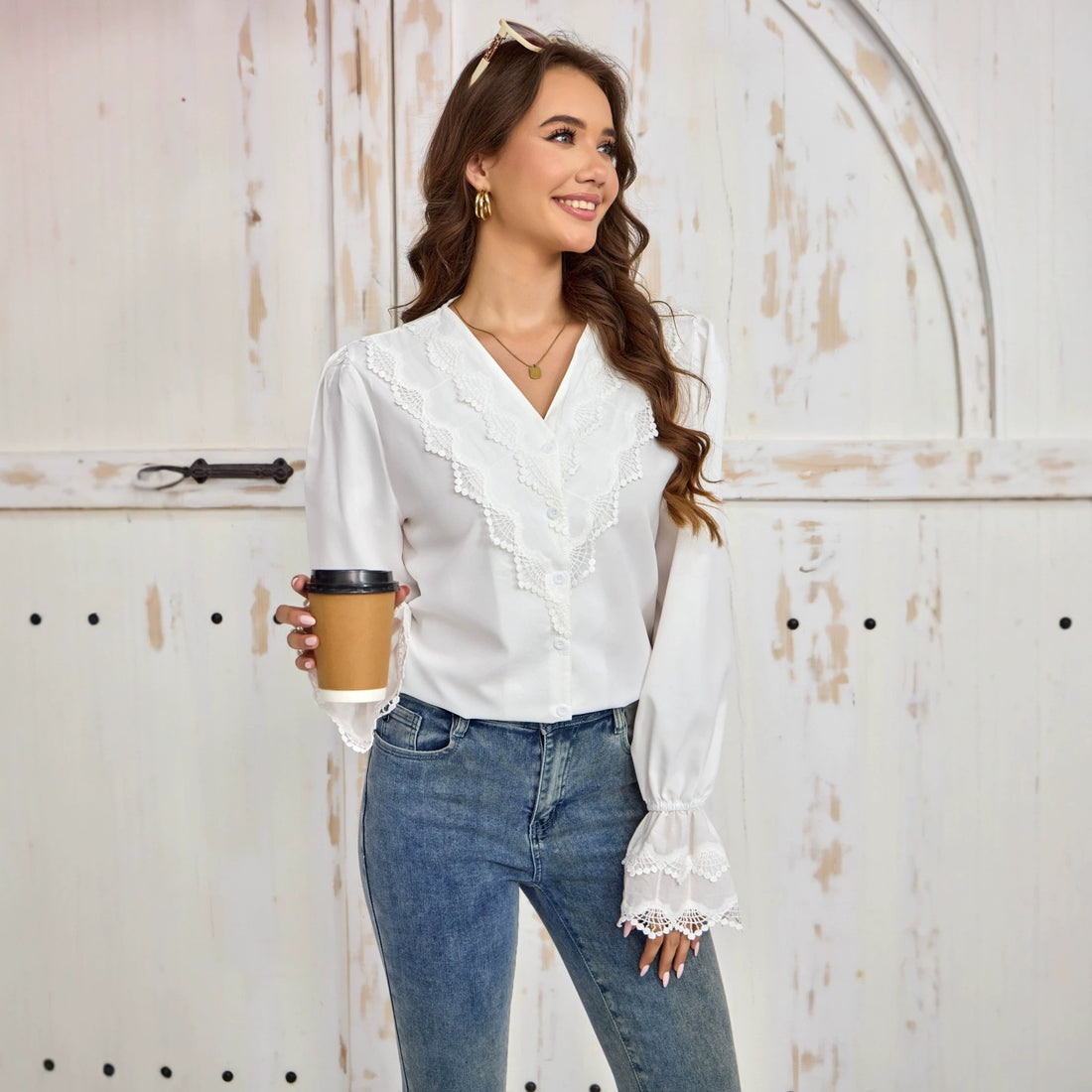 Damen Spitzenbluse mit V-Ausschnitt, Häkelbesatz und Knopfleiste – Élovi