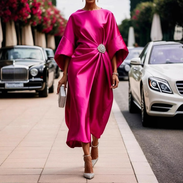 Damen nan elegantes Satin-Kaftan-Midikleid mit Kimonoärmeln seitlicher Drapage und Zierbrosche Echo Archiv