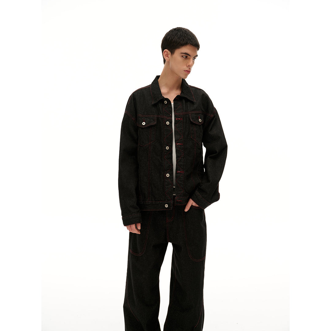 Herren Boxy‑Denimjacke mit roten Kontrastnähten und Metallknöpfen Echoarchiv