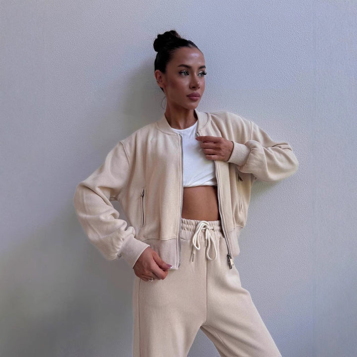 Damen weiches Velours-Zweiteiler mit kurzem Reißverschluss-Bomber und High-Waist-Hose mit Bein-Schlitz – Avenza