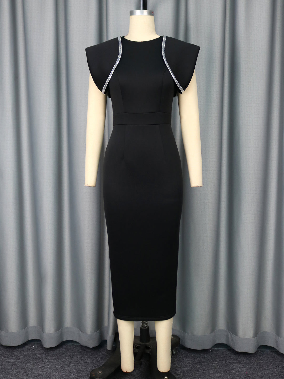 Damen figurbetontes Kleid mit dekorativen Rüschenträgern Echo Archiv