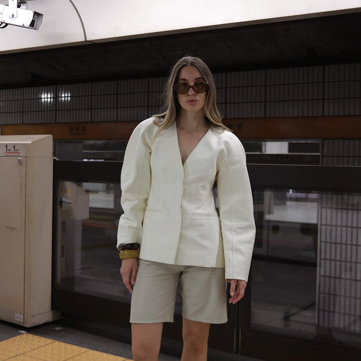 Damen Oversize-Blazer mit markanter Schulter und offener V‑Front Echoarchiv
