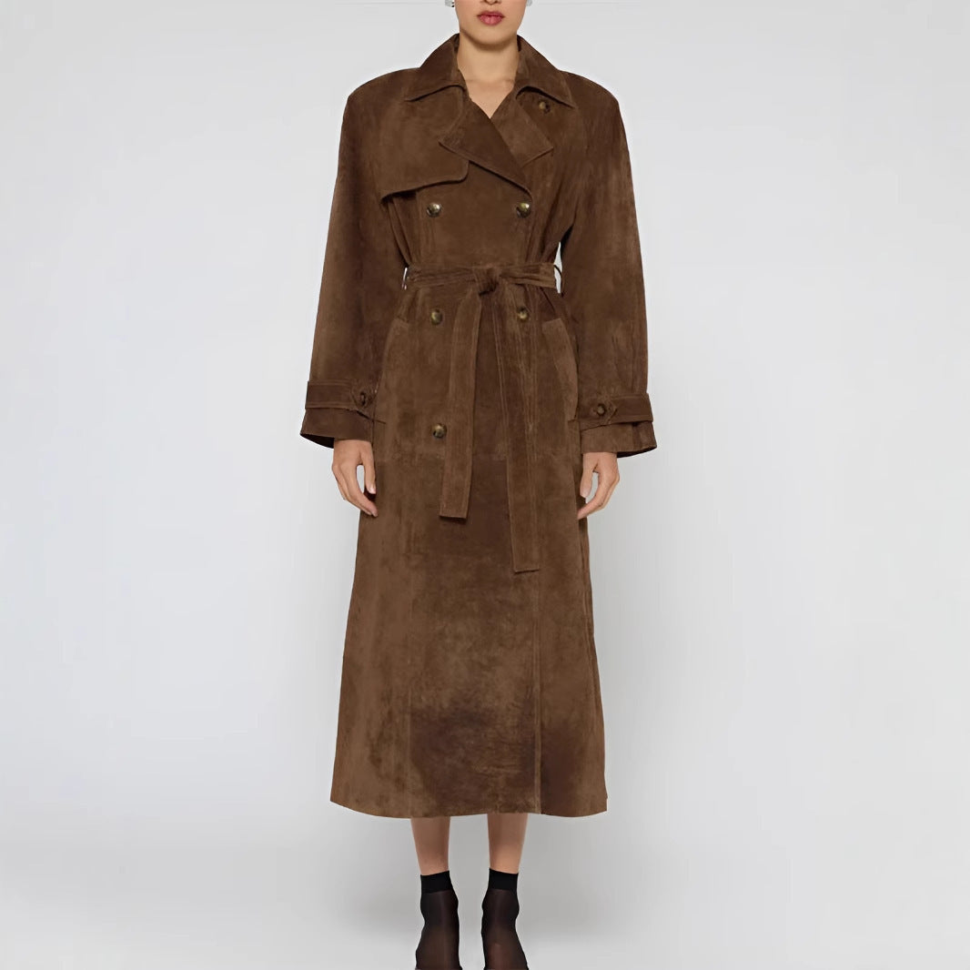 Damen nan langer Veloursleder-Trenchcoat mit Bindegürtel, doppelreihiger Knopfleiste und Ärmelriegel Echo Archiv