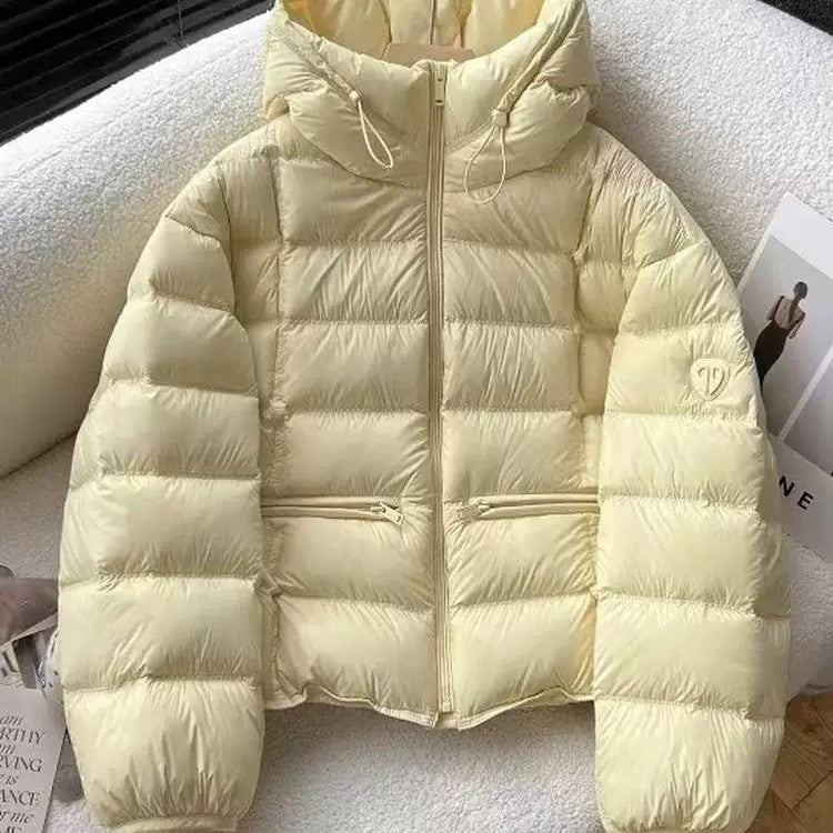Damen kurz geschnittene Thermo-Steppjacke mit Kapuze, Reißverschlusstaschen und elastischen Bündchen – Célinea