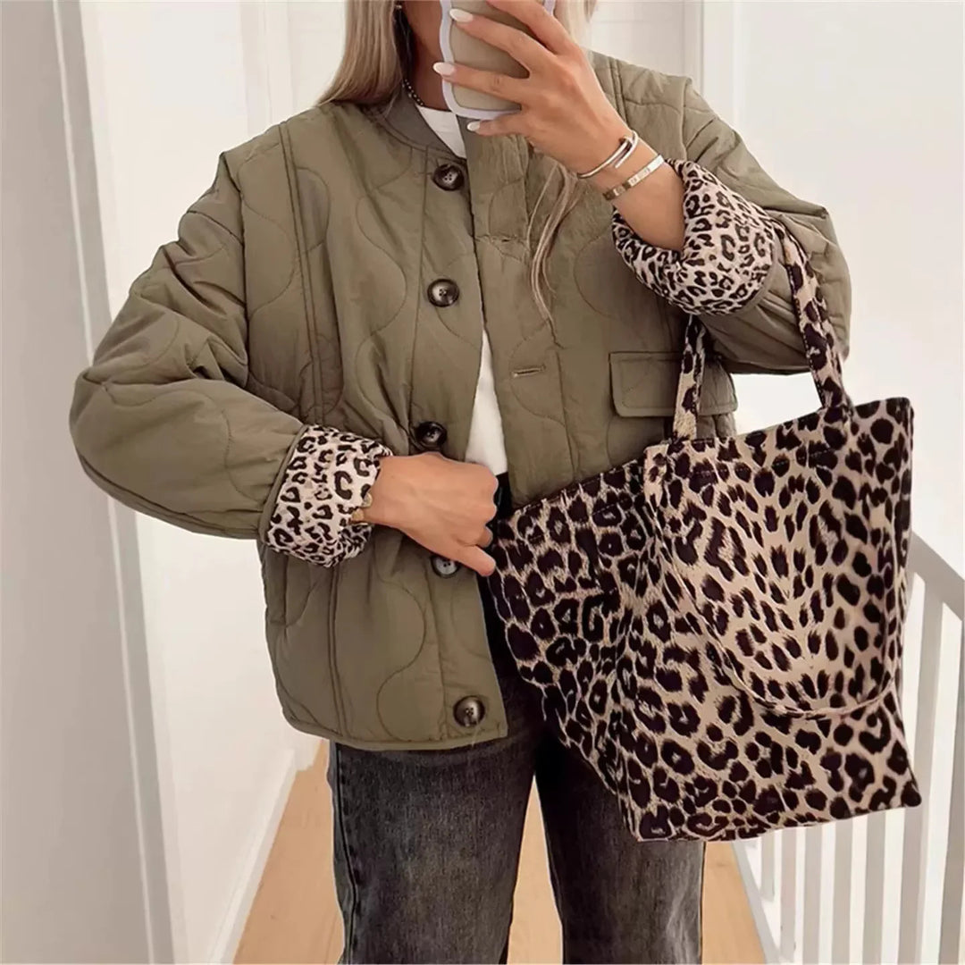 Damen wattierte Steppjacke mit kastiger Silhouette, geripptem Stehkragen und aufgesetzten Pattentaschen – Célinea
