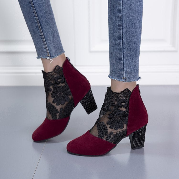 Damen Stiefelette mit transparentem Blumen-Spitzeinsatz und dekorativem Blockabsatz Echo Archiv