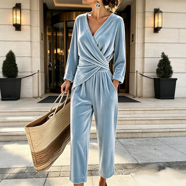 Damen Samt-Jumpsuit mit Wickeloberteil, taillierter Drapierung und weitem knöchellangem Bein Echoarchiv
