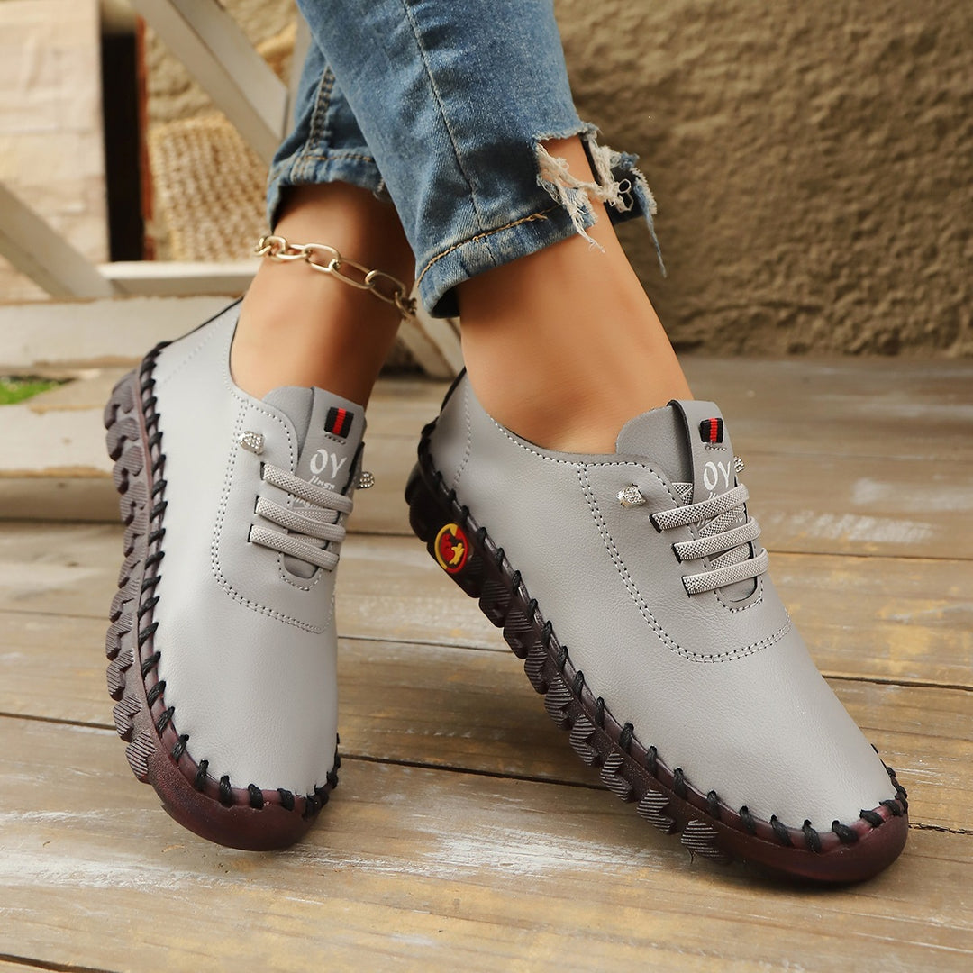 Damen Bequeme Lederoptik-Slipper mit flexibler Profilsohle und Mokassin-Naht – Lioré