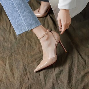 Damen Elegante Lack‑Stiletto‑Pumps mit Knöchelriemen, spitzer Zehenform und roter Laufsohle – Lioré