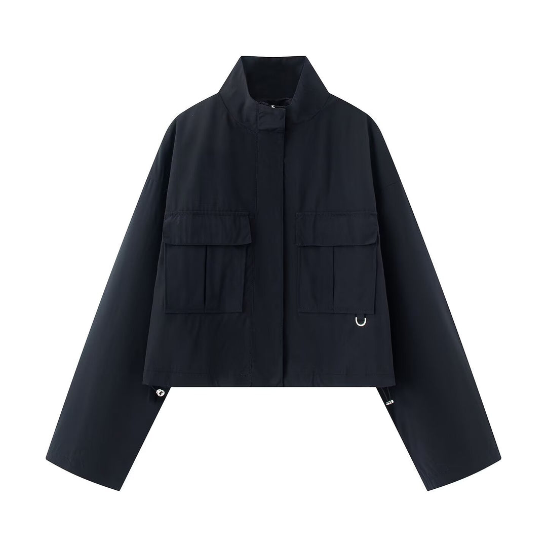 Damen Kurz-Utility-Jacke im Boxy-Schnitt mit Stehkragen und aufgesetzten Pattentaschen Echoarchiv