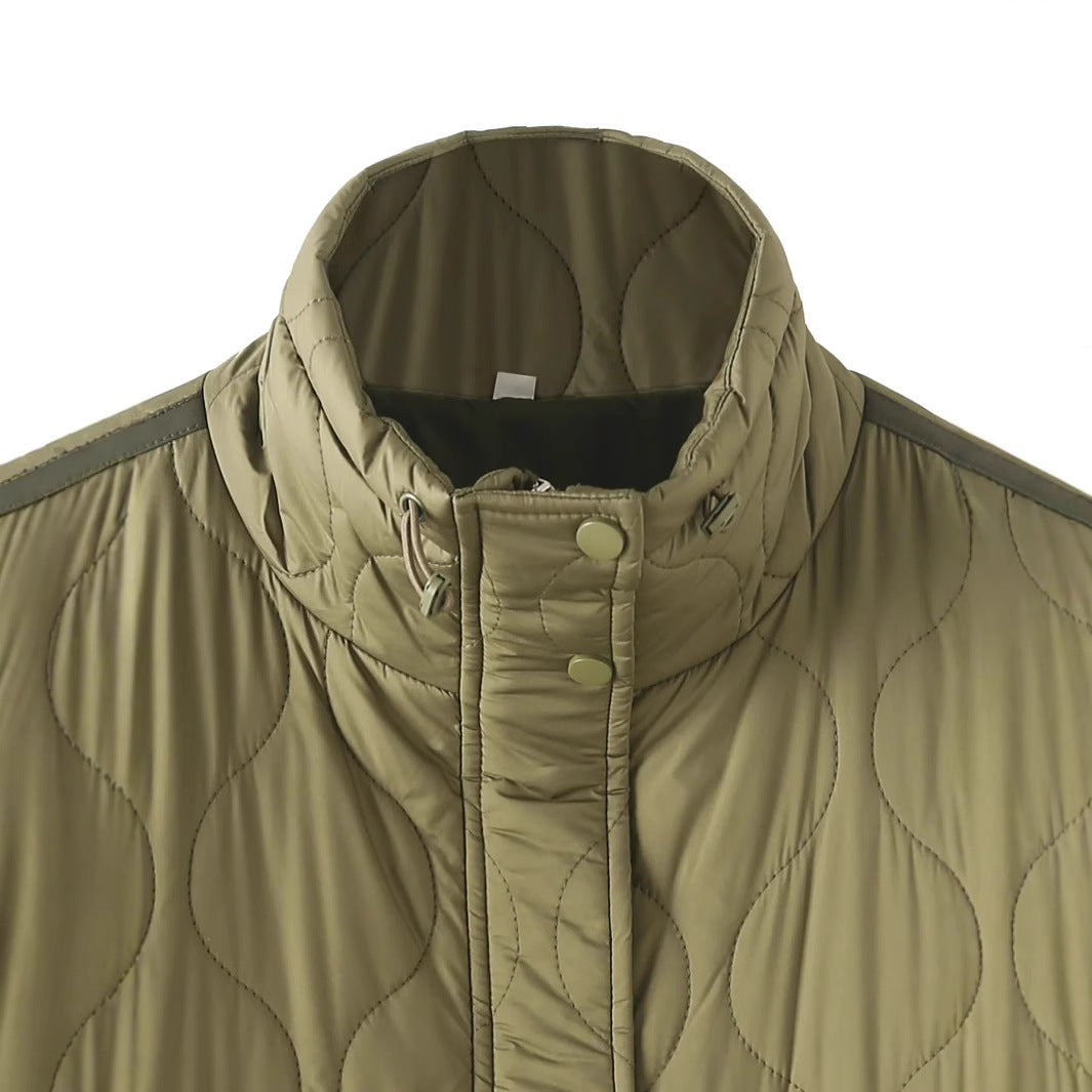 Damen gesteppte Kurzjacke mit hohem Stehkragen, großen Pattentaschen und Kordelzugsaum – Célinea