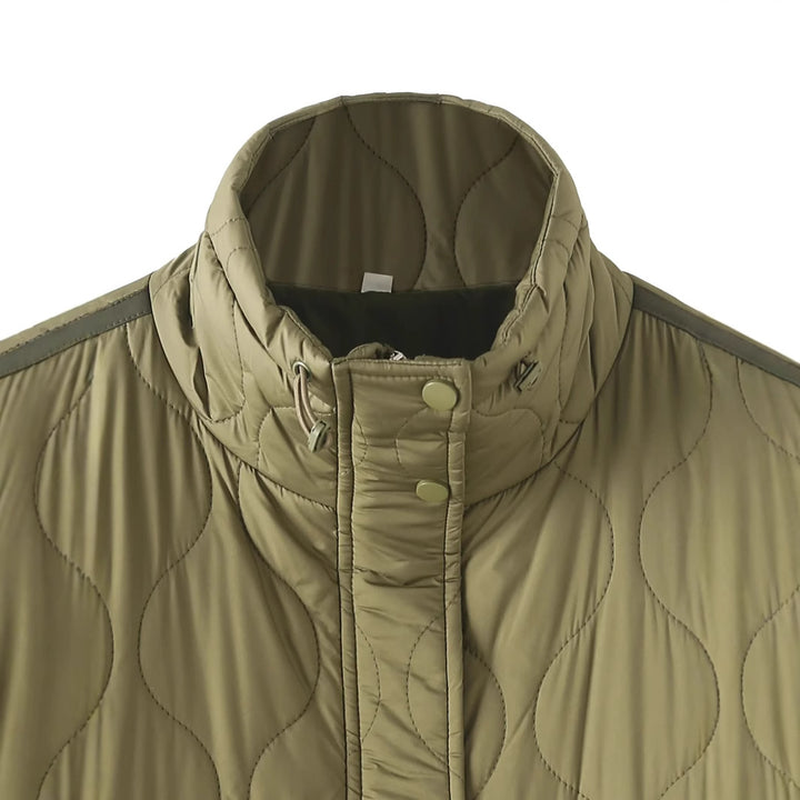 Damen gesteppte Kurzjacke mit hohem Stehkragen, großen Pattentaschen und Kordelzugsaum – Célinea