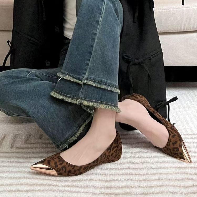 Damen Spitz zulaufende Ballerinas mit Leopardenmuster und metallischer Zehenkappe – Lioré