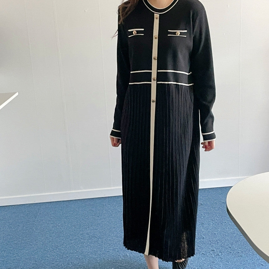Damen Elegantes Longstrickkleid mit Kontrastpaspel, dekorativer Knopfleiste und plissiertem Rock – Valéora