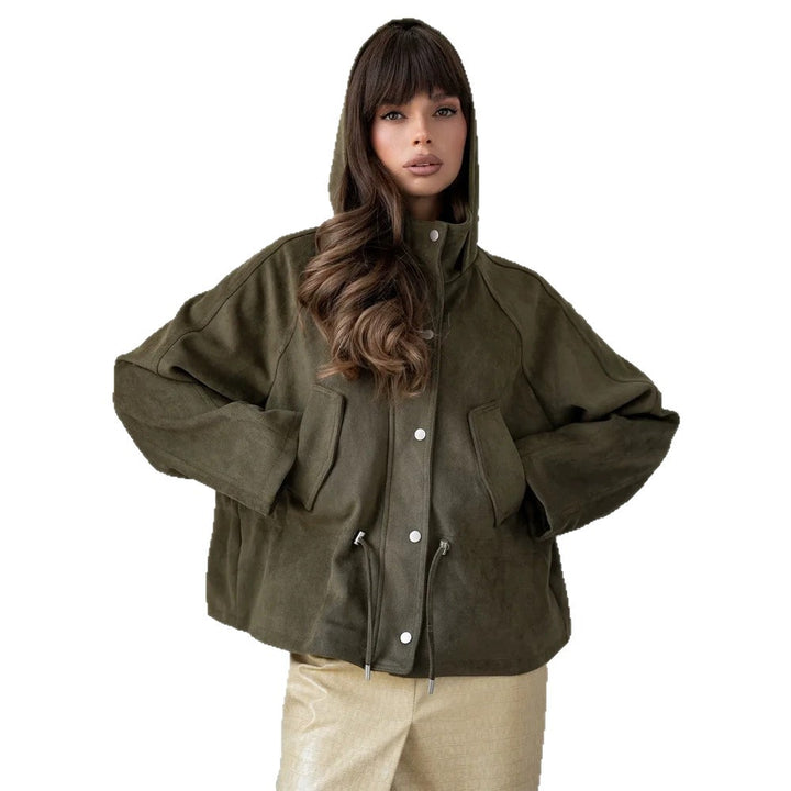 Damen Kurzblouson aus Veloursleder-Optik mit Kapuze, Tunnelzug‑Taillierung und Pattentaschen Echoarchiv