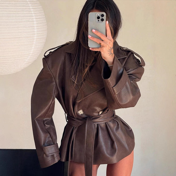 Damen Kurzjacke aus Lederimitat mit Taillengürtel und Oversize‑Schulterpartie Echoarchiv
