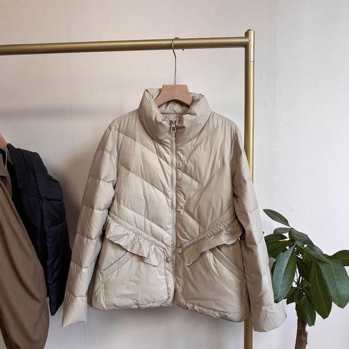 Damen Steppparka mit Stehkragen, tailliertem Rüschendetail und wärmender Thermofüllung Echoarchiv