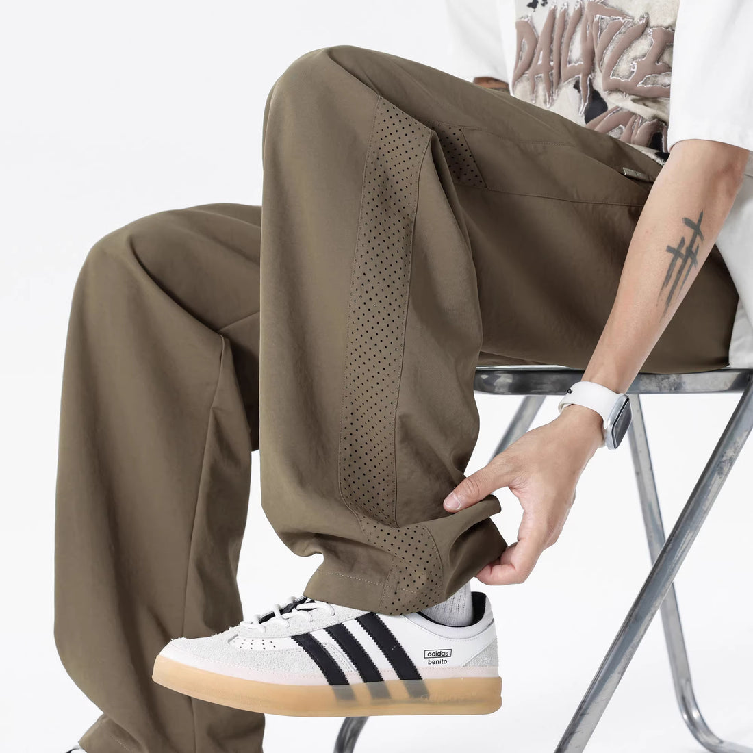 Herren Atmungsaktive Freizeithose mit perforierten Seiteneinsätzen