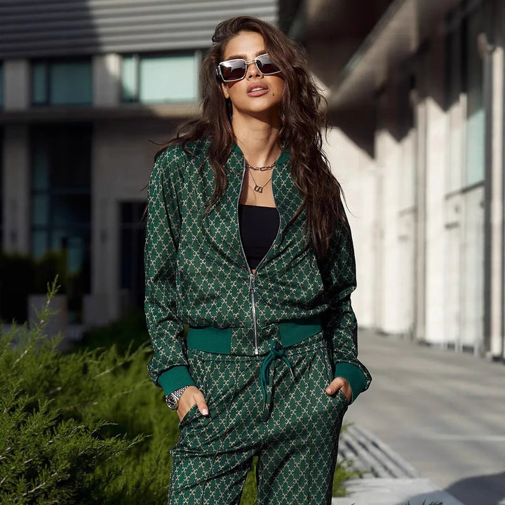 Damen jacquard Lounge-Set mit kurzer Bomberjacke und hochgeschnittener Kordelzug-Hose – Élanora