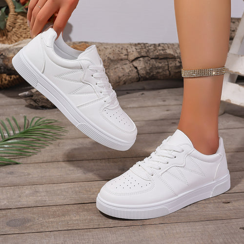 Damen Niedrige Sneaker aus Lederimitat mit perforierter Zehenkappe, gepolstertem Einstieg und profilierter Plateausohle – Névara