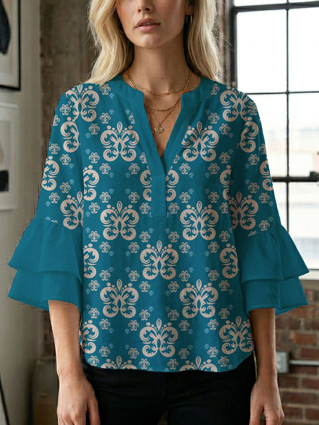 Damen Blusenshirt mit voluminösen Ärmeln und kreativem Druckdesign Echo Archiv