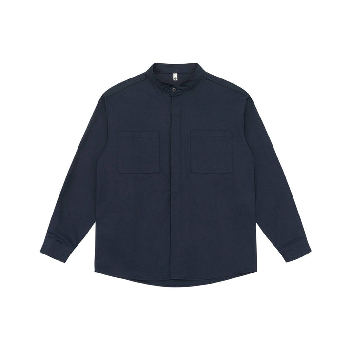 Unisex Hemdjacke mit Stehkragen, verdeckter Knopfleiste und aufgesetzten Brusttaschen Echoarchiv