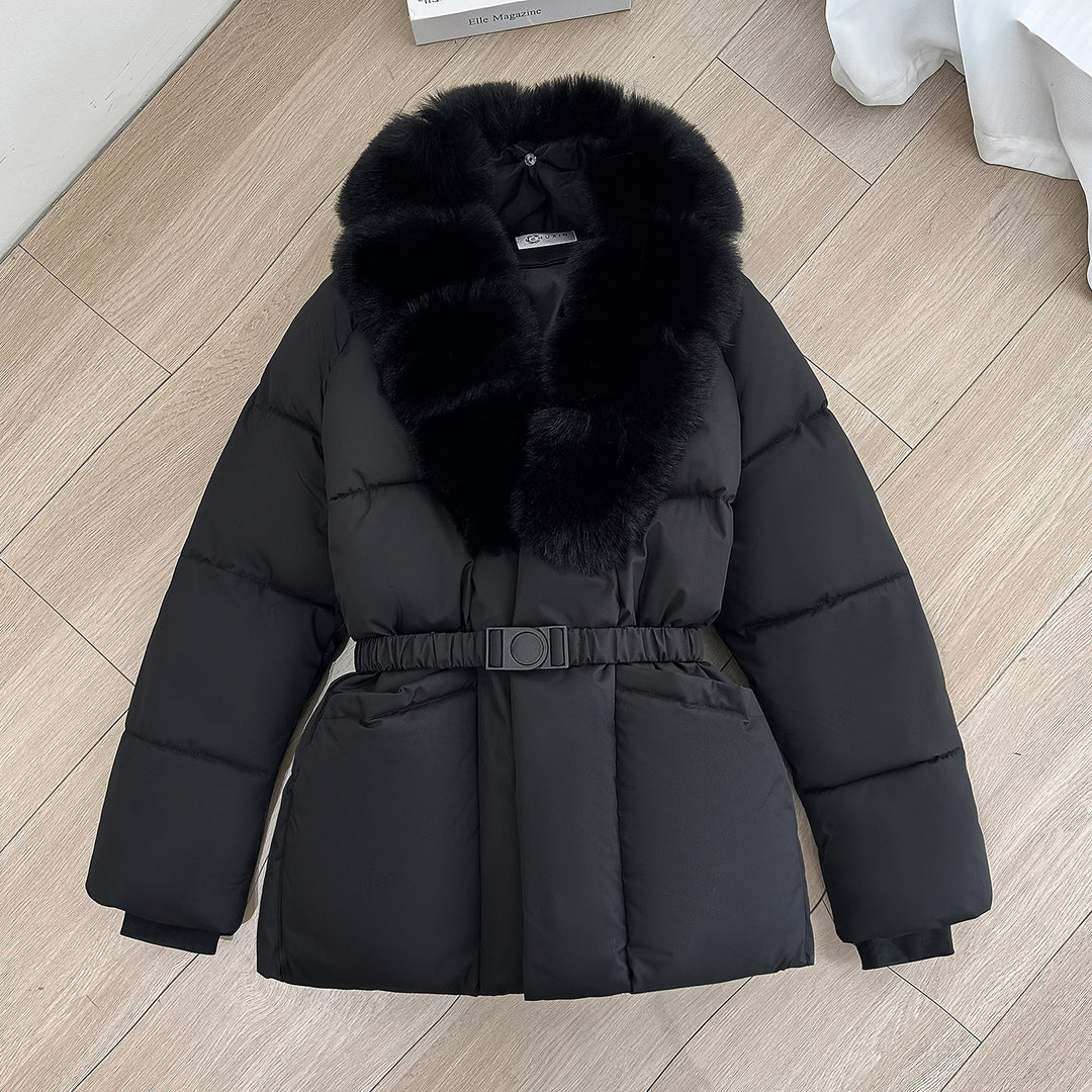 Damen Taillierte Kurz-Steppjacke mit voluminösem Schalkragen aus Kunstfell und Ziergürtel Echo Archiv