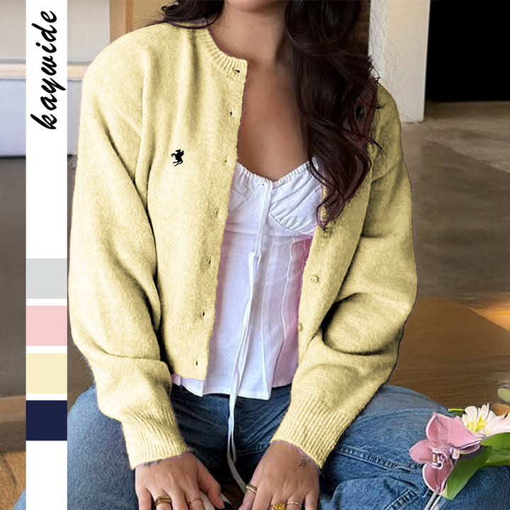 Damen kurze Feinstrick‑Strickjacke mit Perlmuttknöpfen, Rundhalsausschnitt und zierlichem Pferde‑Stick – Veloura