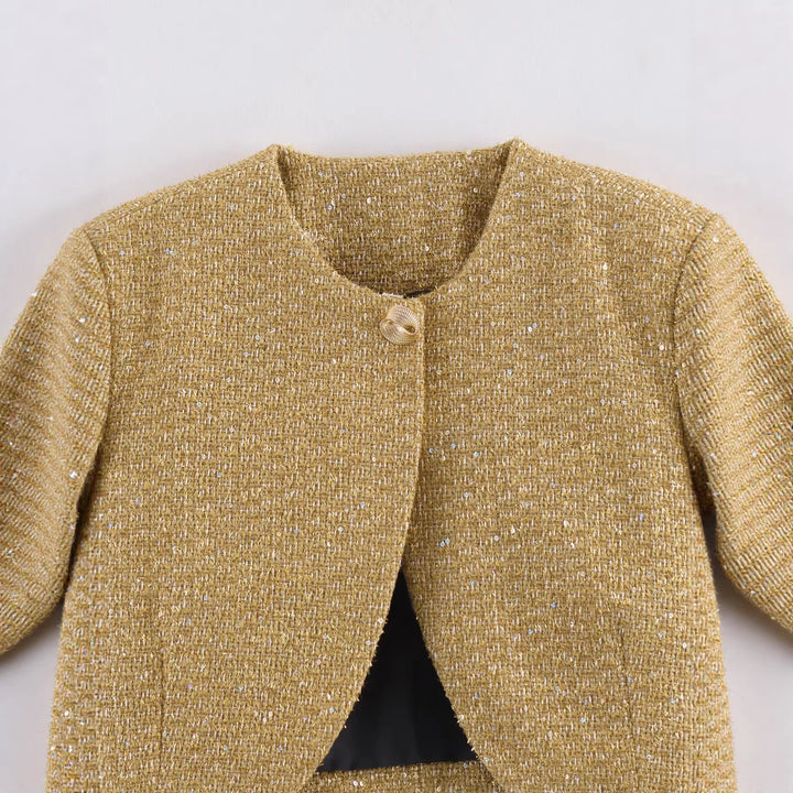 Damen kurzes Bouclé-Blazerjacke mit Rundhals und Zierknopf – Valéne