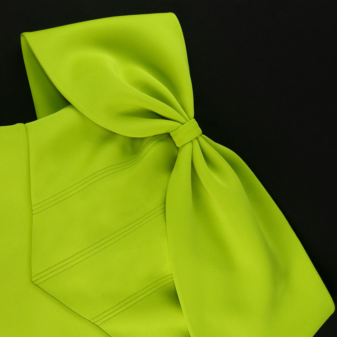 Damen elegantes Minikleid mit asymmetrischem Schnitt und voluminösem Überwurf Echo Archiv