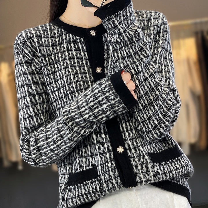 Damen Strickcardigan im Bouclé‑Gittermuster mit Rundhals, Schmuckknopfleiste und aufgesetzten Taschen Echoarchiv